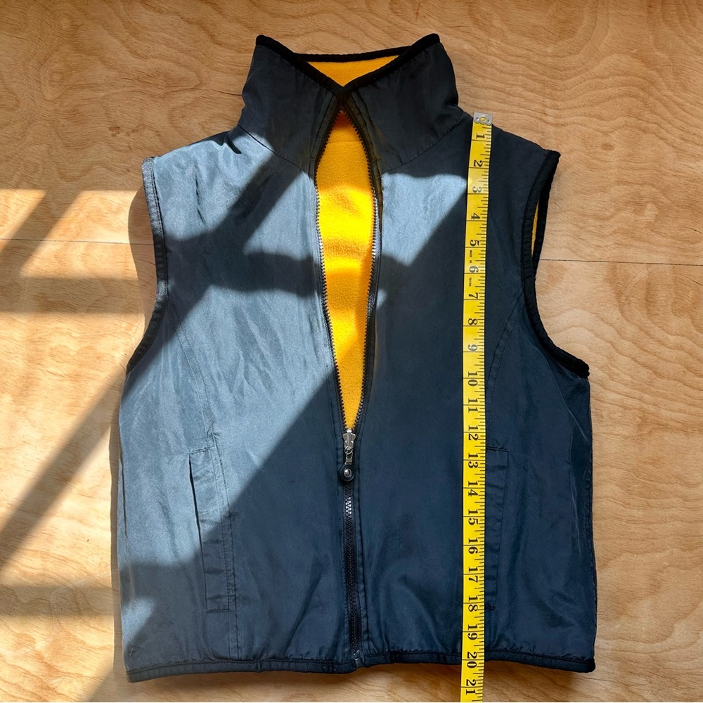 Reversible FU DA Sport vest with yellow fleece side & silk black reverse side - Picture 7 of 9